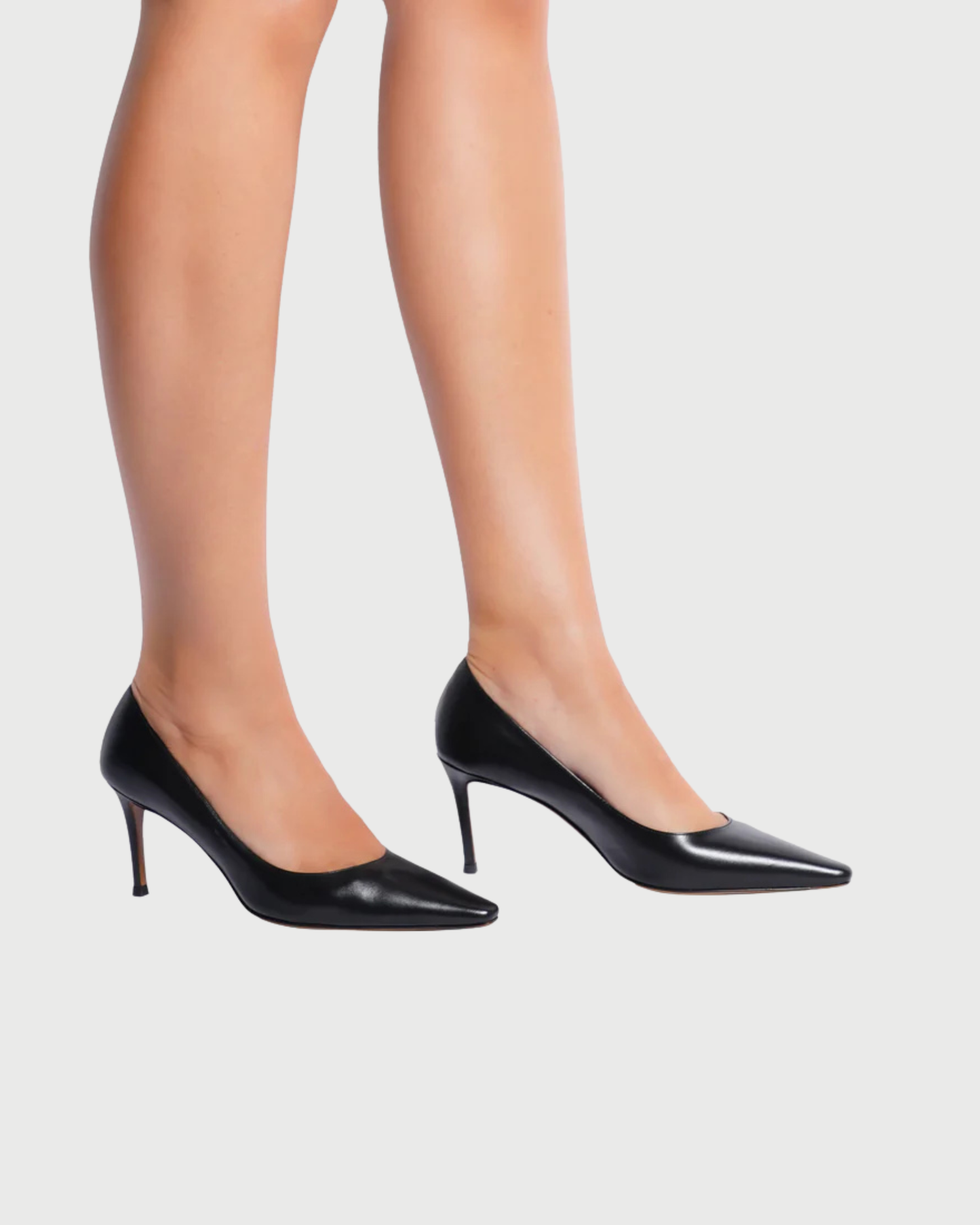 PUMP IN VITELLO NERO CON TACCO ALTO TIRSA