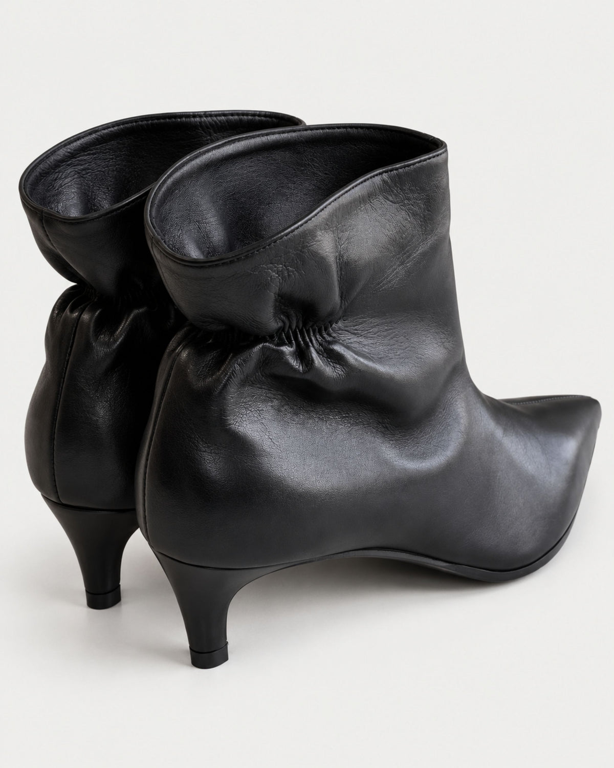 Kurze Stiefelette aus Plissee-Nappaleder mit mittelhohem Absatz