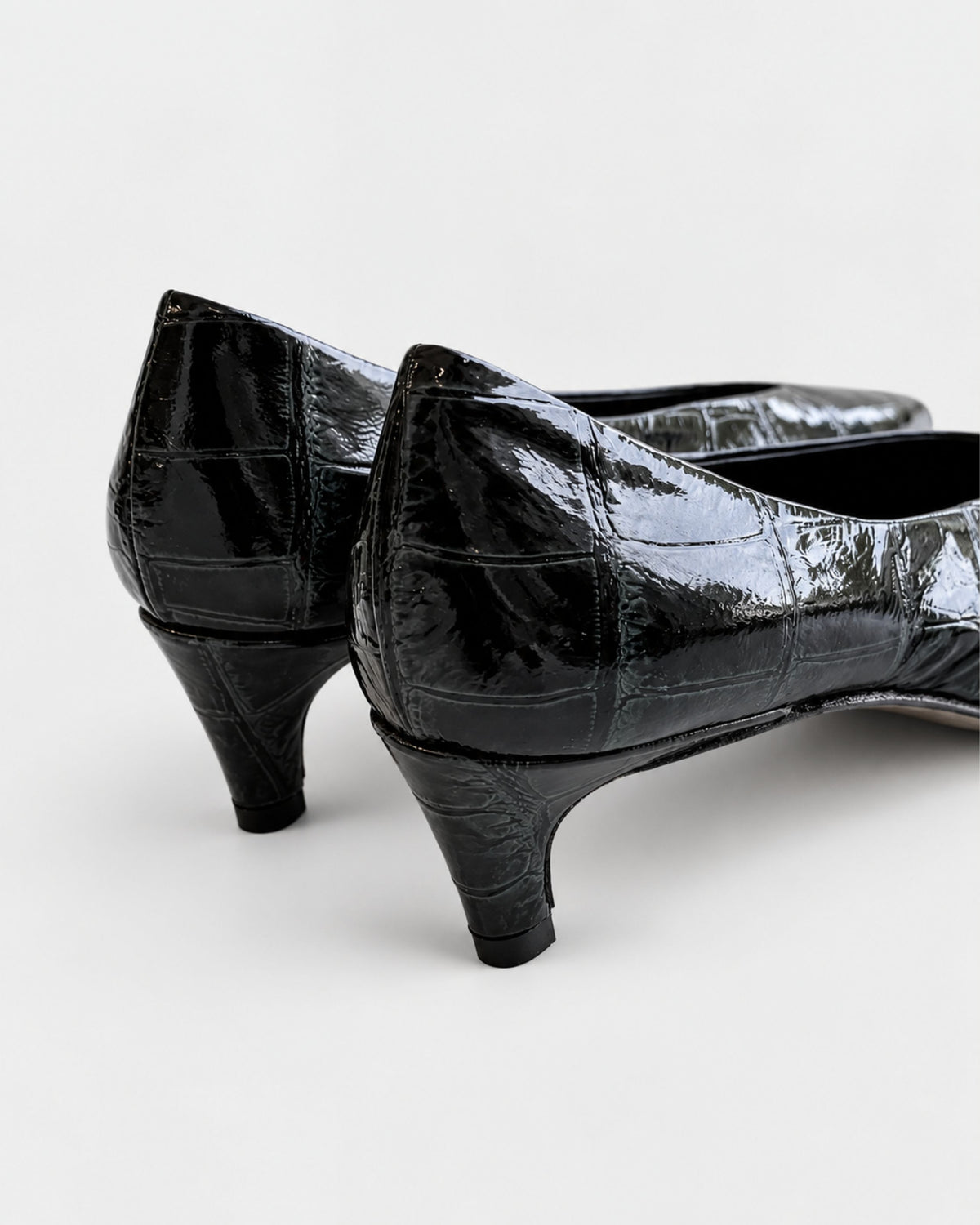 High-cut court shoe with a medium heel