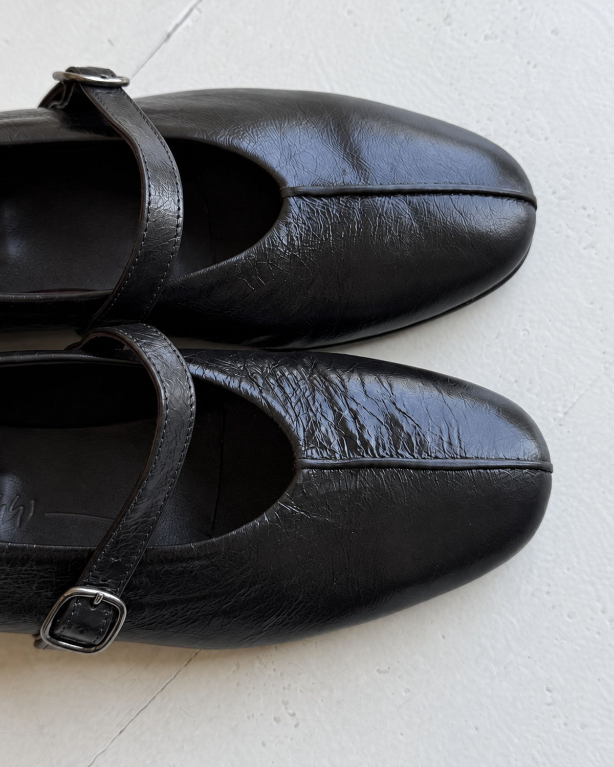 Ballerinas mit Schnalle und Innenkeilabsatz