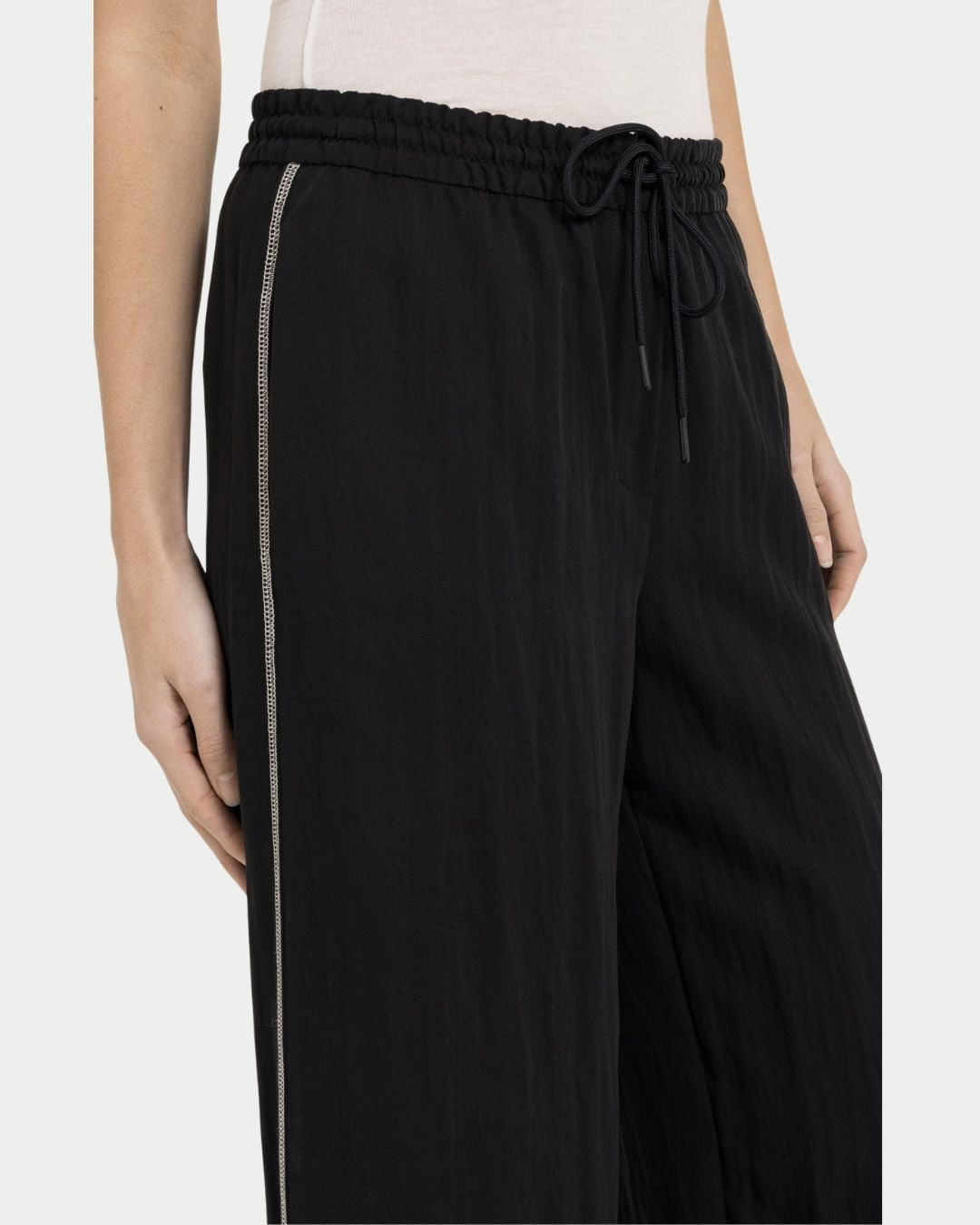 Pantaloni a gamba ampia con impunture a contrasto – L32