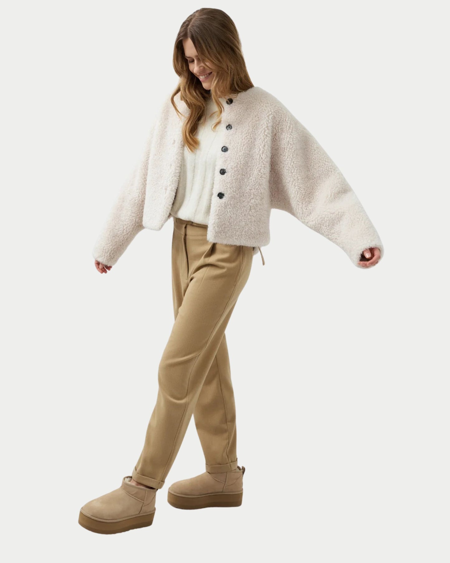 Giacca corta oversize in eco pelliccia