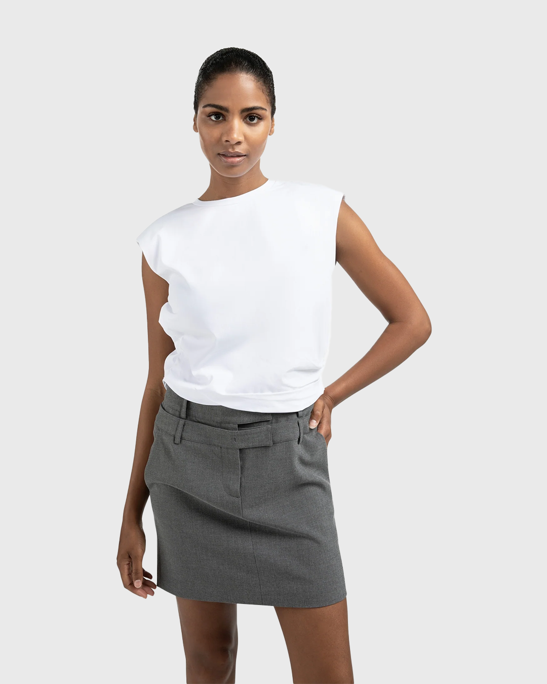 T-shirt con spalle imbottite