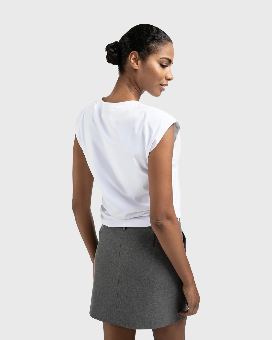 T-shirt con spalle imbottite