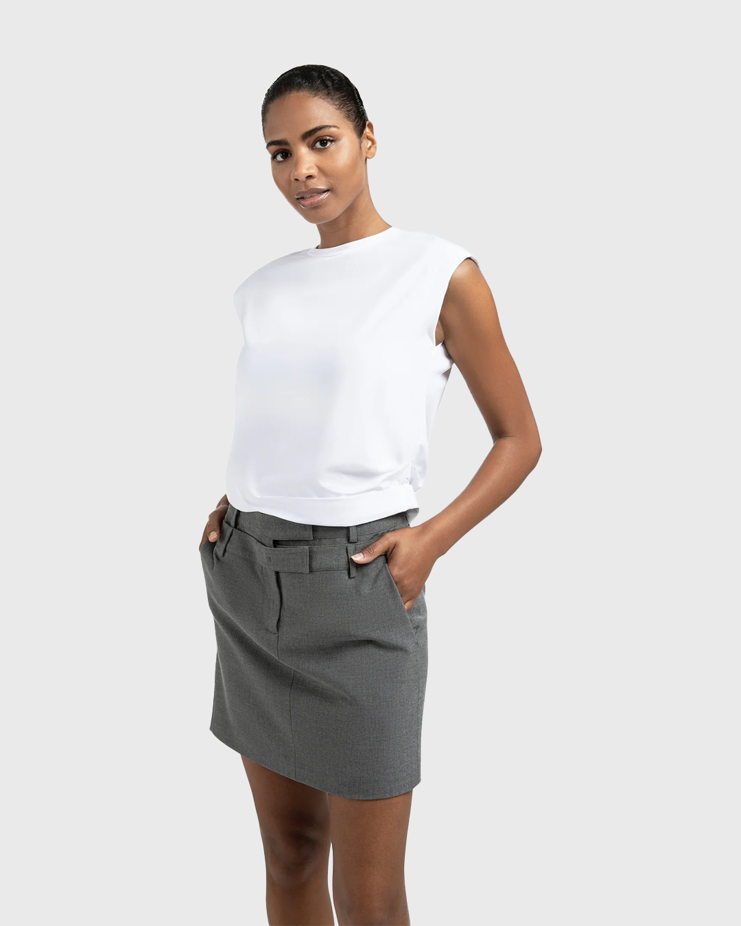 T-shirt con spalle imbottite