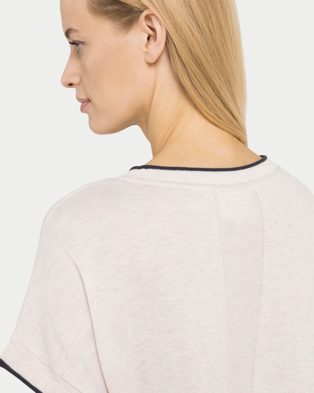 T-shirt in maglia con finiture arrotolate