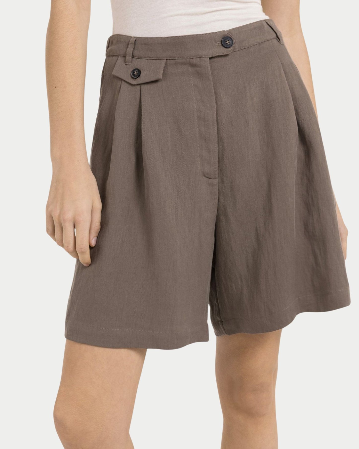 Pantaloni stile bermuda