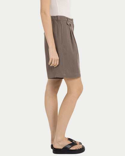 Pantaloni stile bermuda
