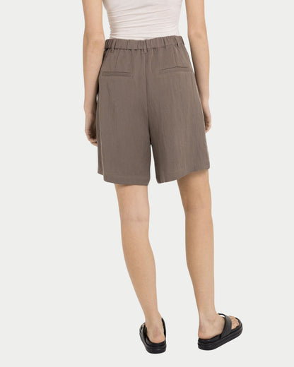 Pantaloni stile bermuda