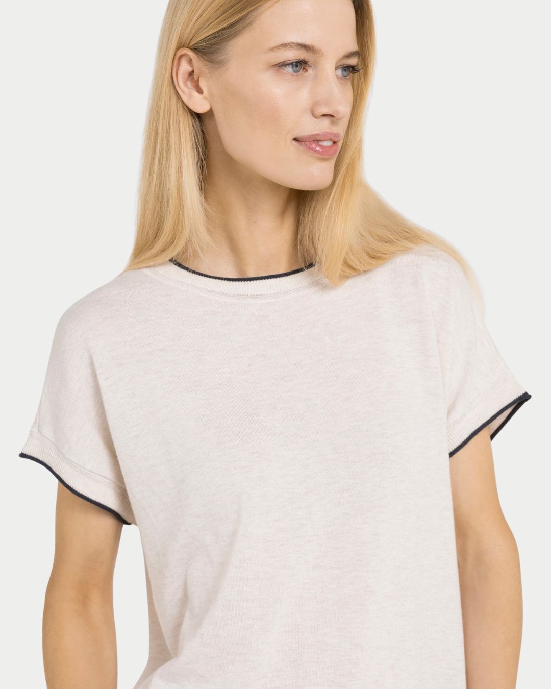T-shirt in maglia con finiture arrotolate