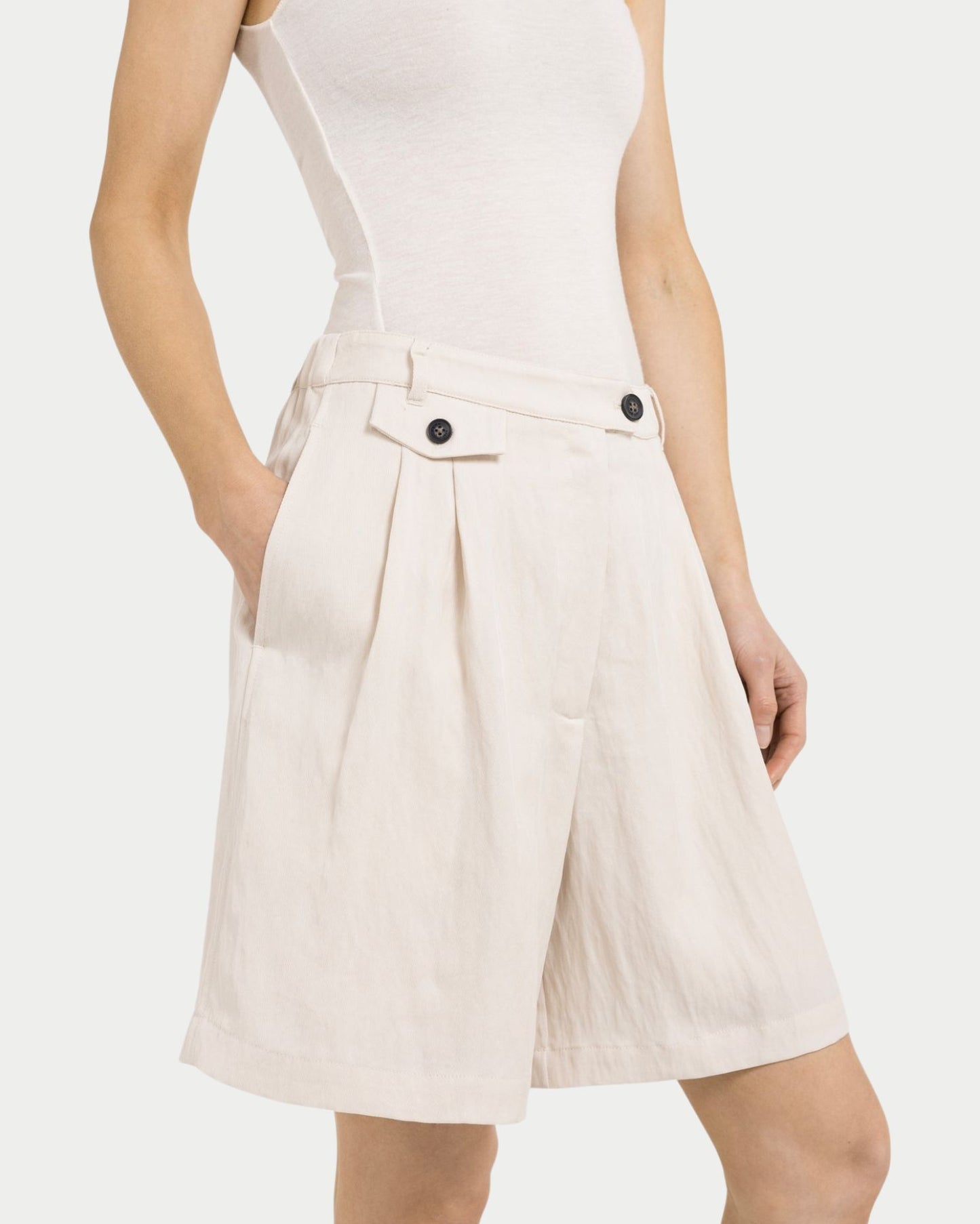 Pantaloni stile bermuda