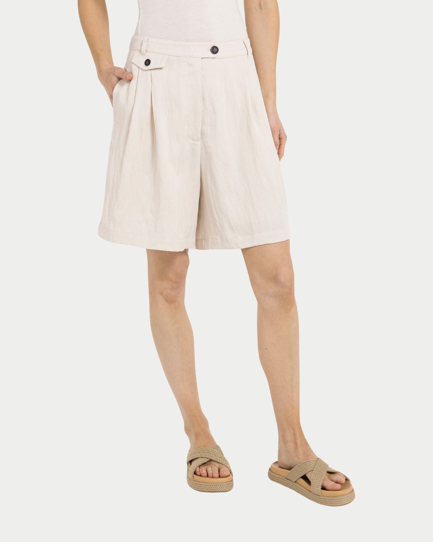 Pantaloni stile bermuda