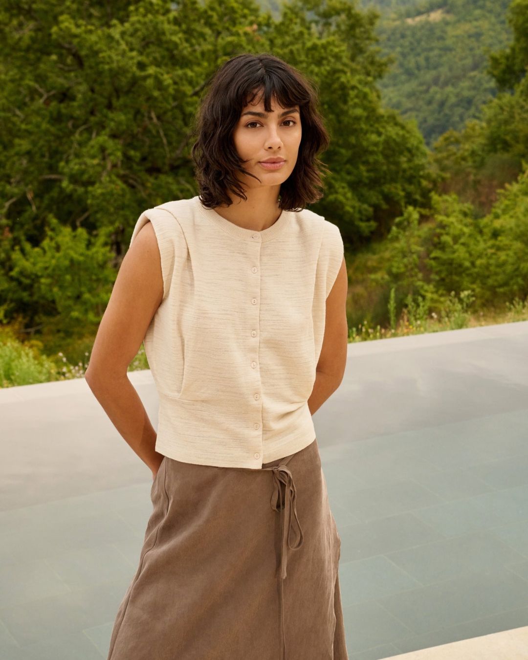 Maglia smanicata con dettaglio sulle spalle e bottoni