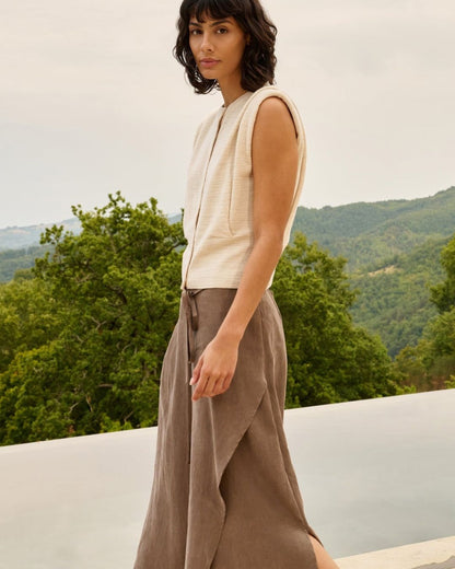 Maglia smanicata con dettaglio sulle spalle e bottoni