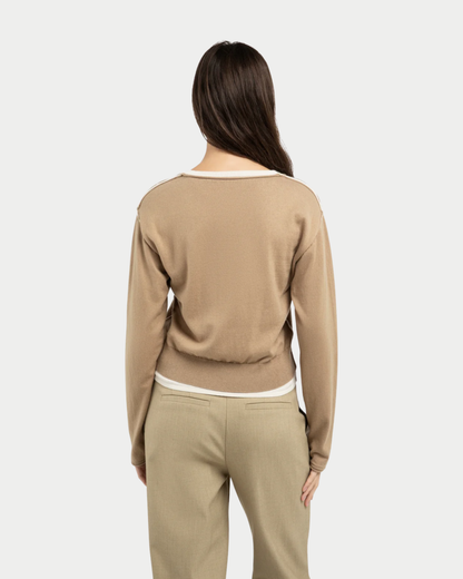 Maglia con scollo a contrasto
