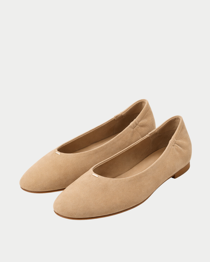 Ballerina aus Wildleder