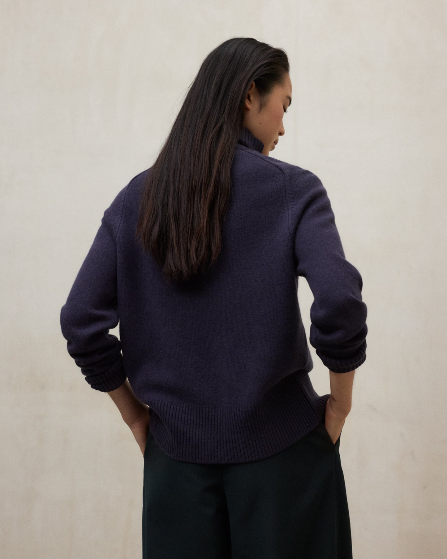 Khakifarbener Pullover aus recycelter Wolle
