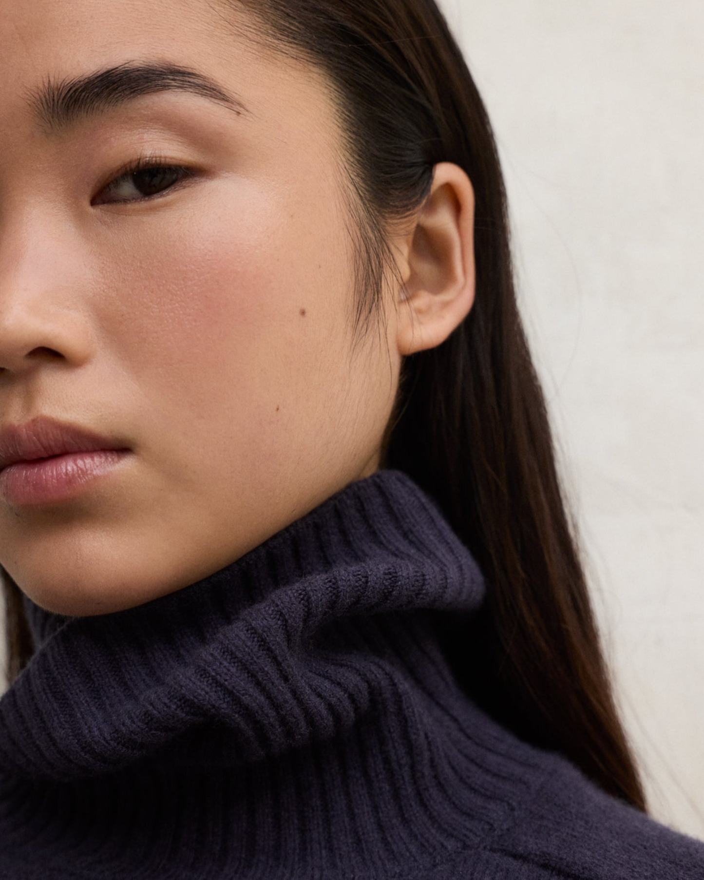 Khakifarbener Pullover aus recycelter Wolle
