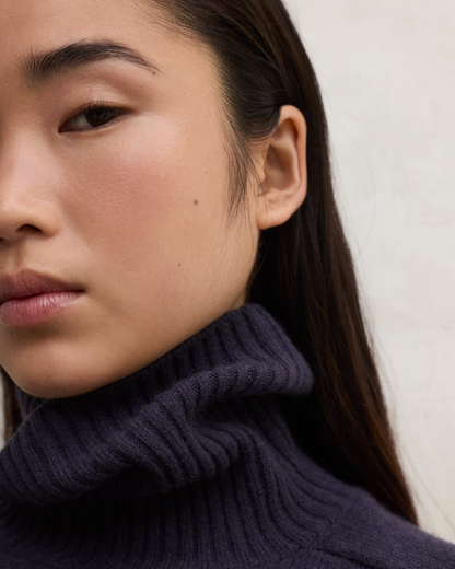 Khakifarbener Pullover aus recycelter Wolle