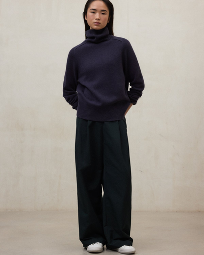 Khakifarbener Pullover aus recycelter Wolle