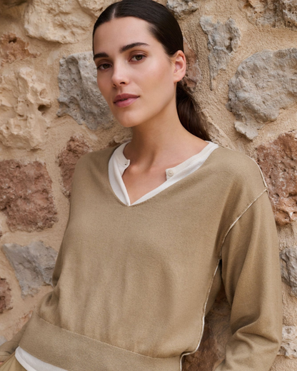 Maglia con scollo a contrasto