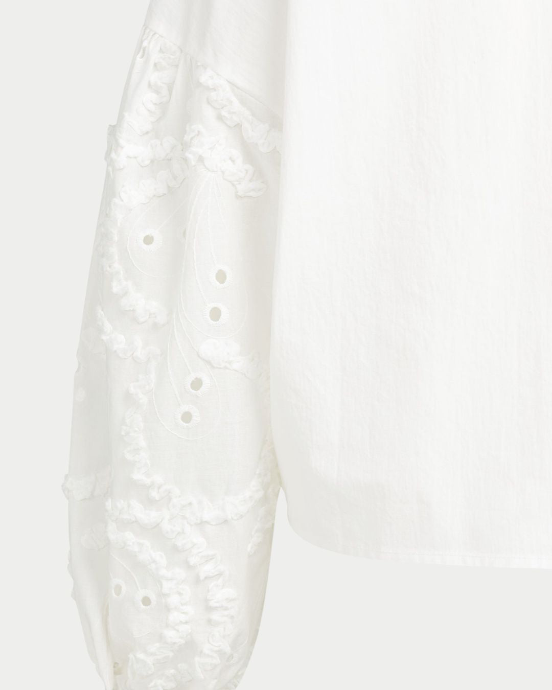 Blusa con maniche ricamate e scollo rotondo
