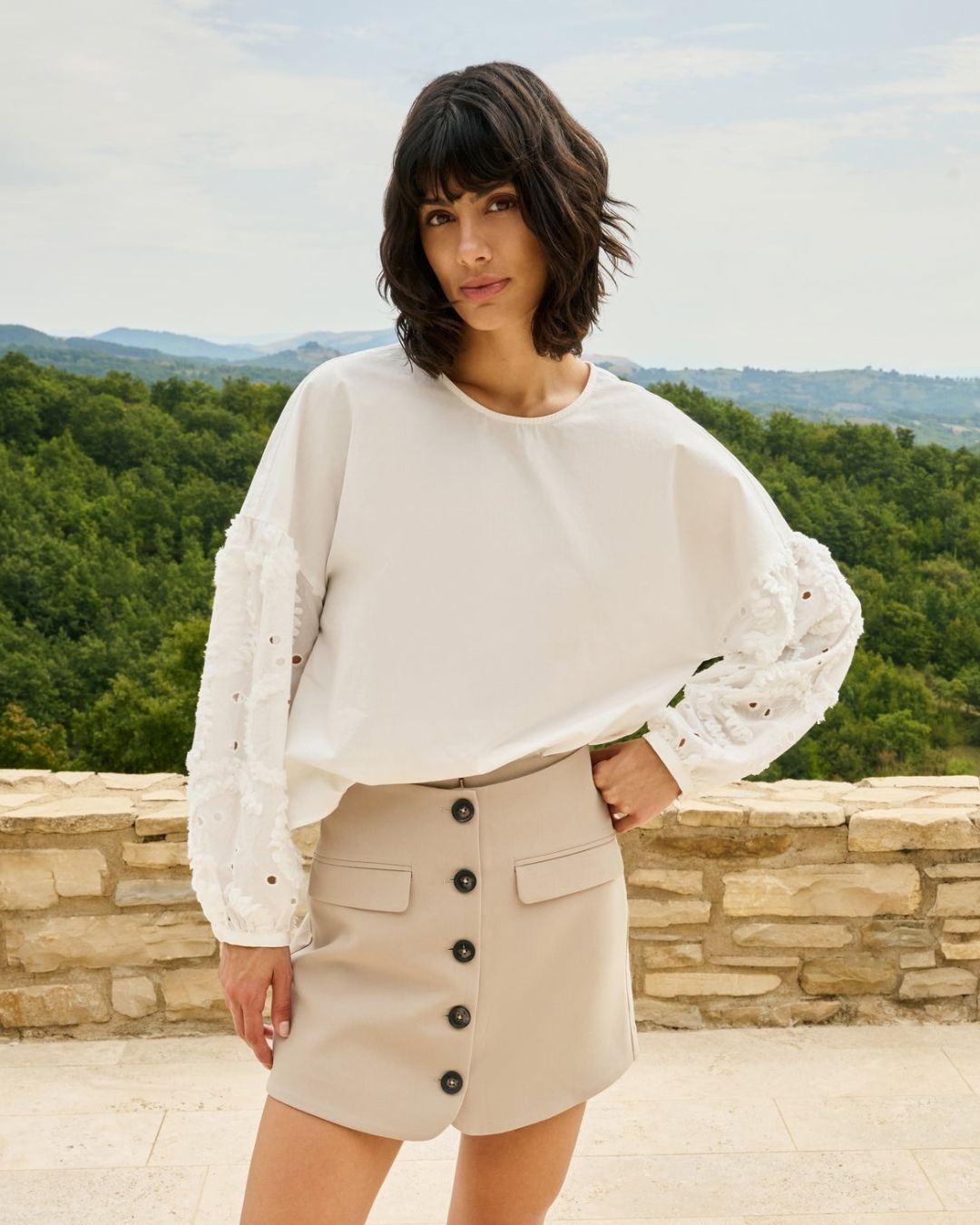 Blusa con maniche ricamate e scollo rotondo