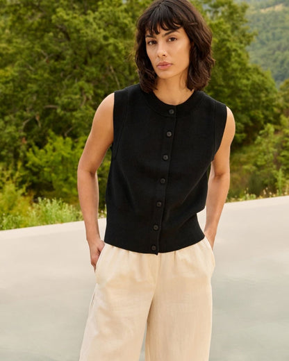 Cardigan smanicato in maglia fine con bottoni