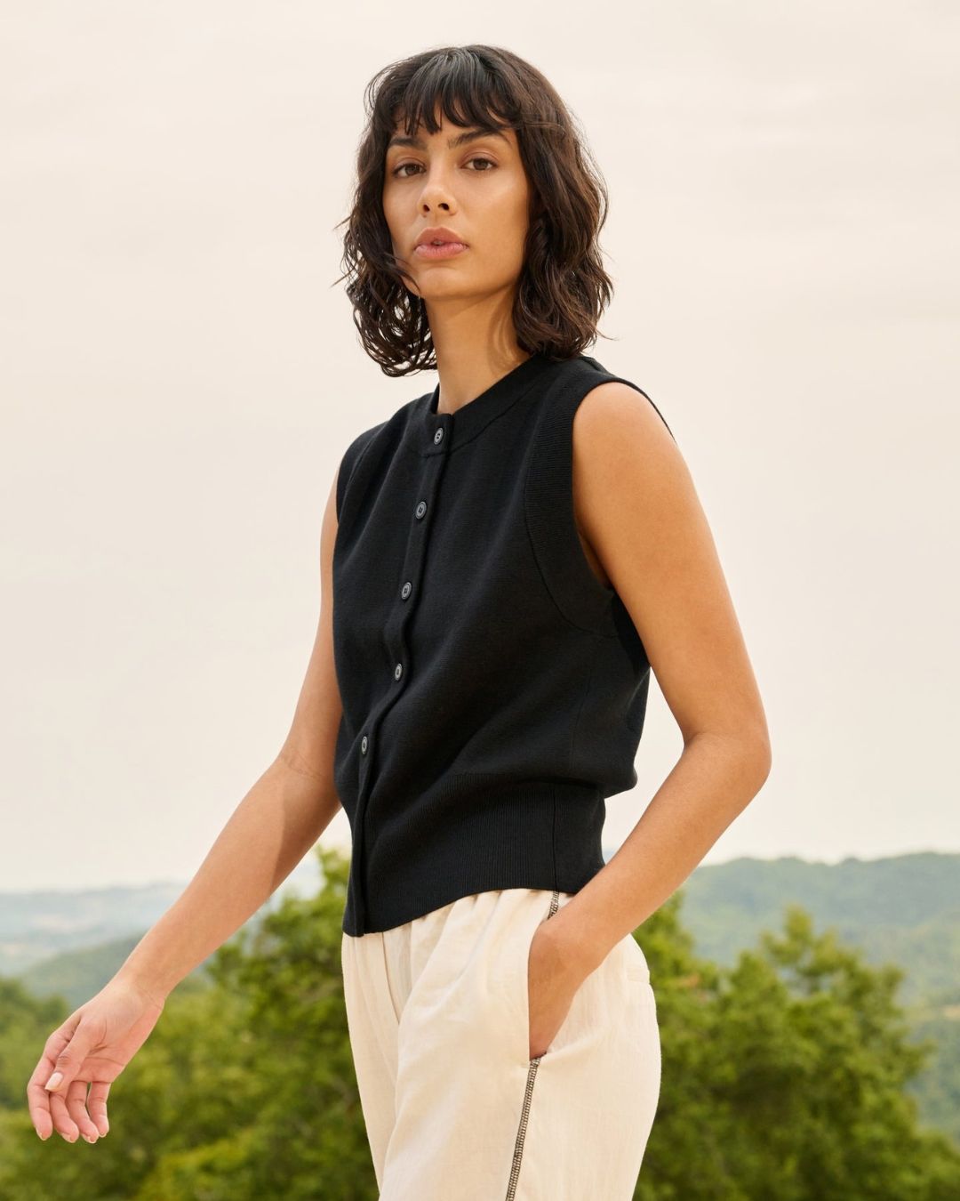 Cardigan smanicato in maglia fine con bottoni