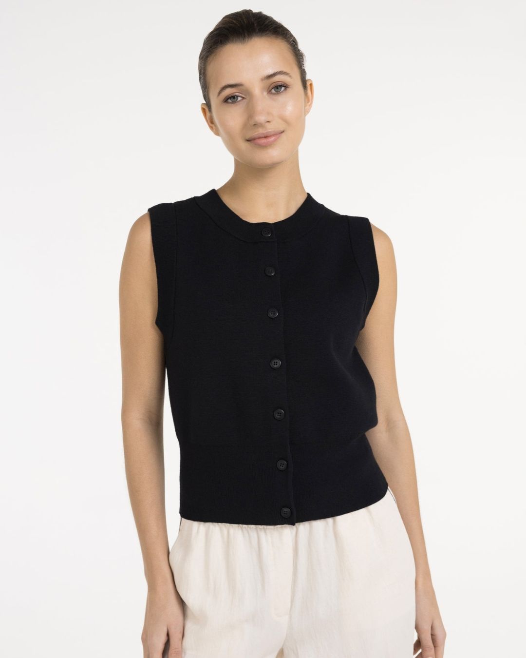 Cardigan smanicato in maglia fine con bottoni