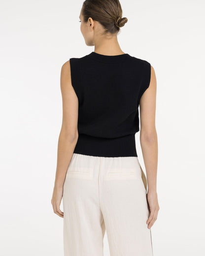 Cardigan smanicato in maglia fine con bottoni