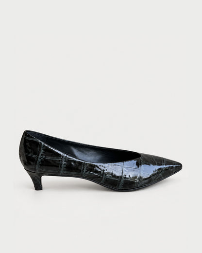 High-cut court shoe with a medium heel