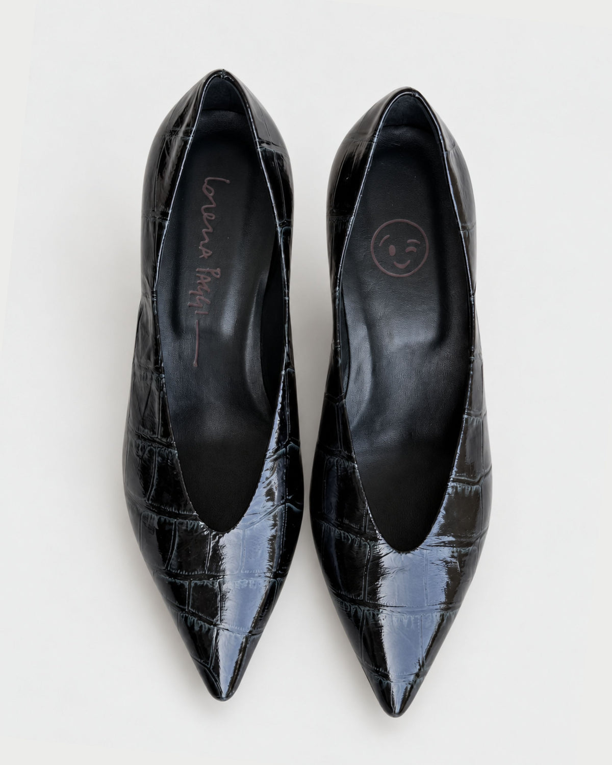 High-cut court shoe with a medium heel