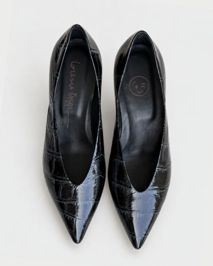 High-cut court shoe with a medium heel