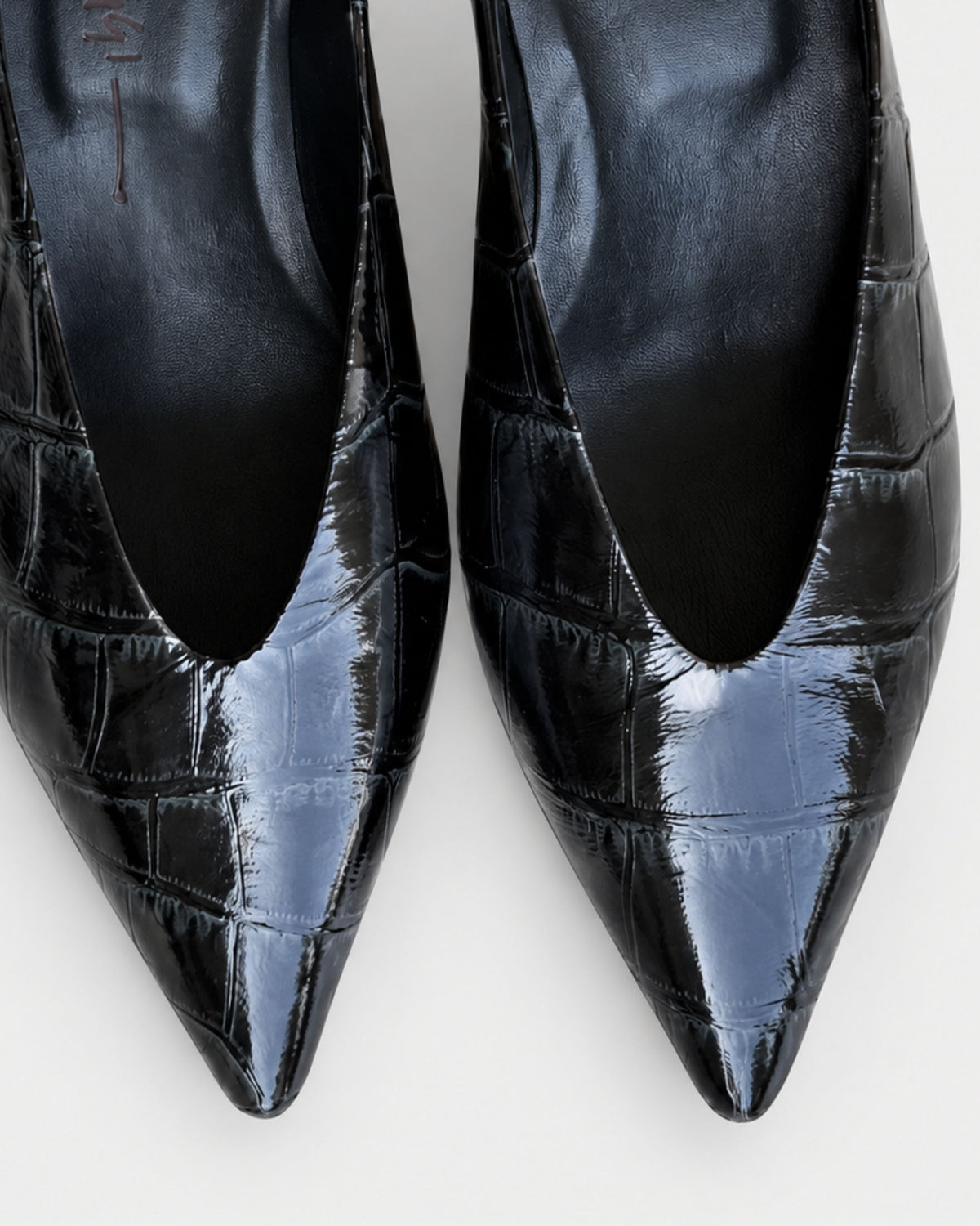 High-cut court shoe with a medium heel