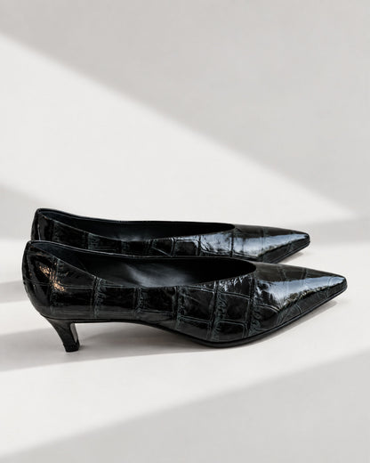 High-cut court shoe with a medium heel
