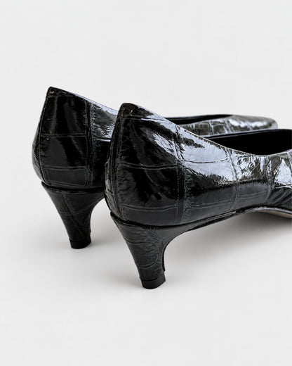 High-cut court shoe with a medium heel