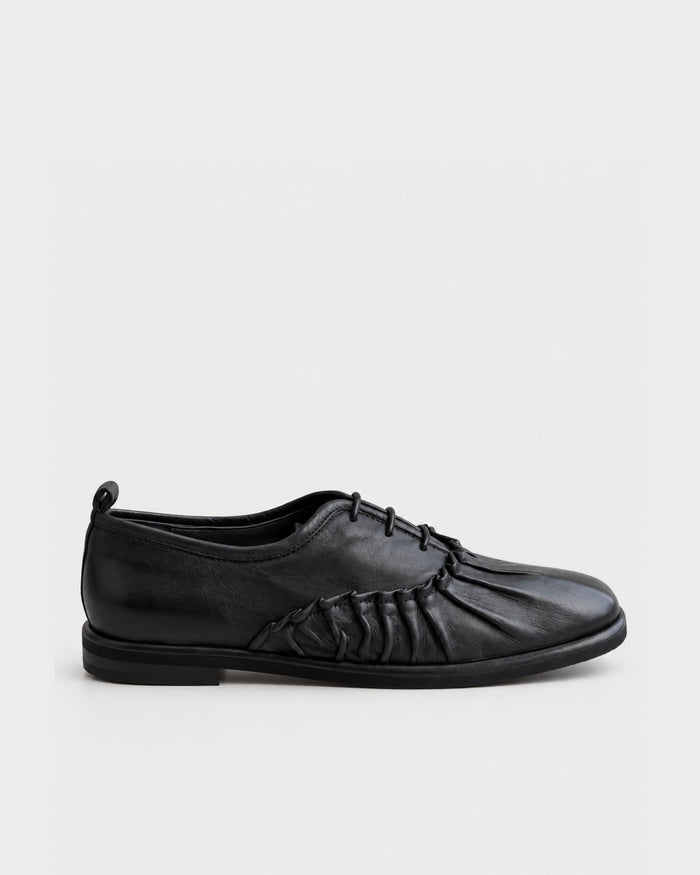 Schnürschuh mit Plisseefalte