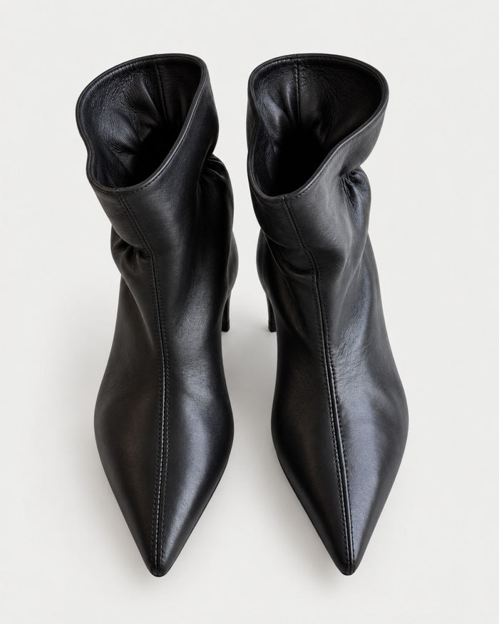 Kurze Stiefelette aus Plissee-Nappaleder mit mittelhohem Absatz