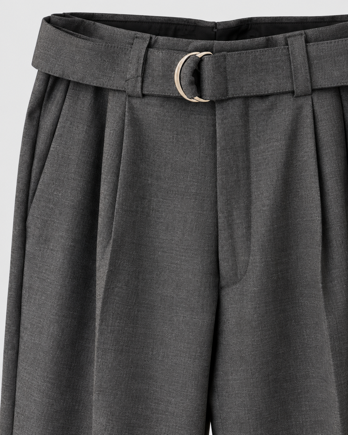 Hosen mit Gürtel und Bundfalten