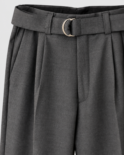 Hosen mit Gürtel und Bundfalten