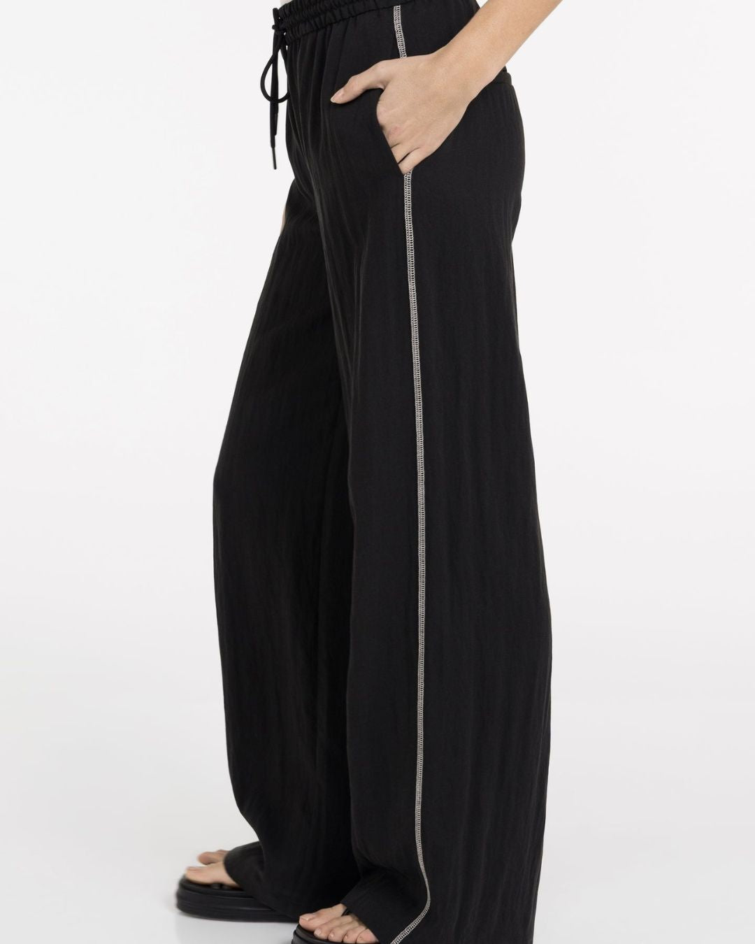 Pantaloni a gamba ampia con impunture a contrasto – L32