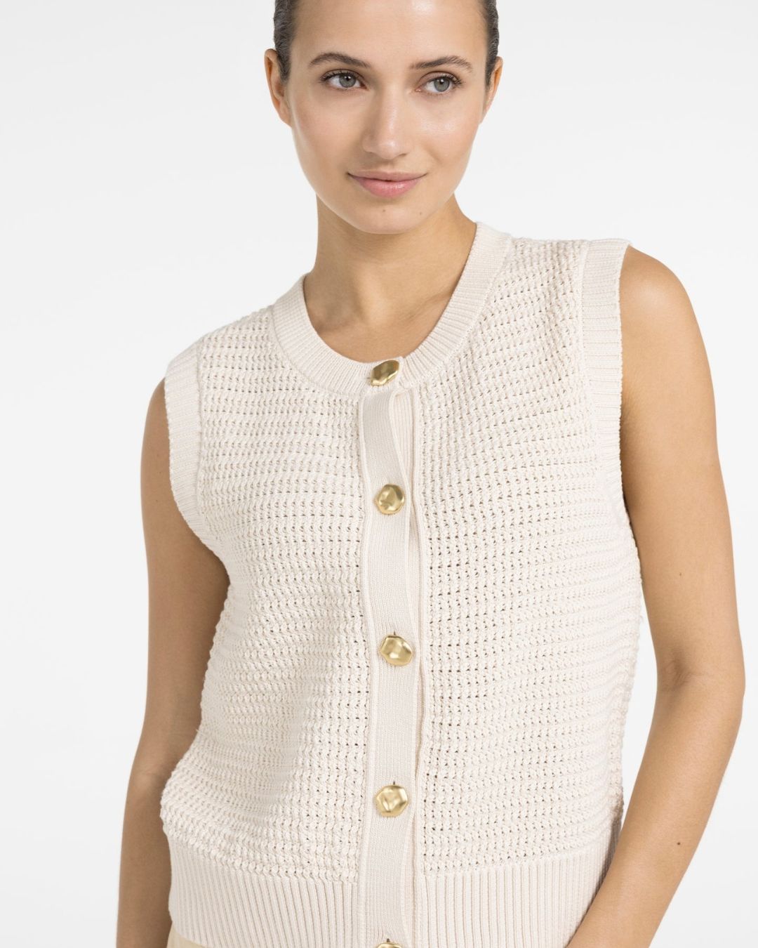 Top in cardigan smanicato in maglia bouclé con bottoni dorati