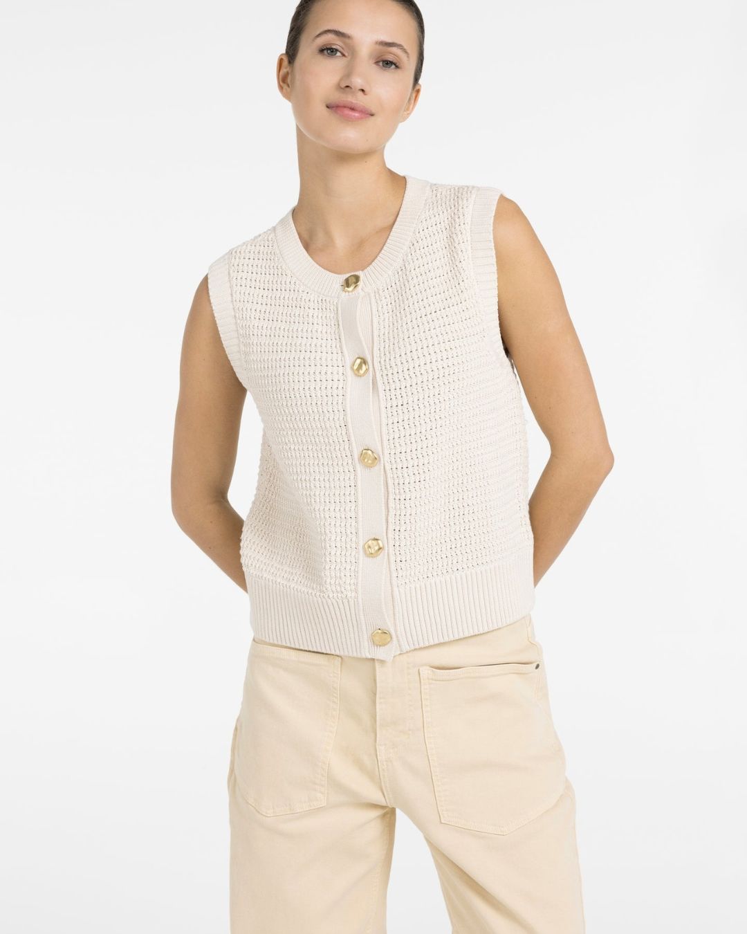 Top in cardigan smanicato in maglia bouclé con bottoni dorati