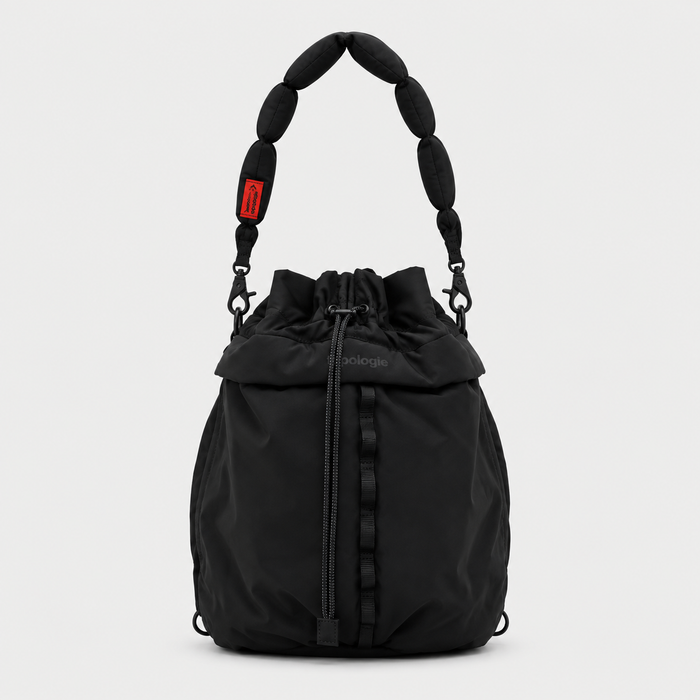 Borsa Cargo Rucksack Small Black Tech Sateen con Puffer Wrist Strap Black