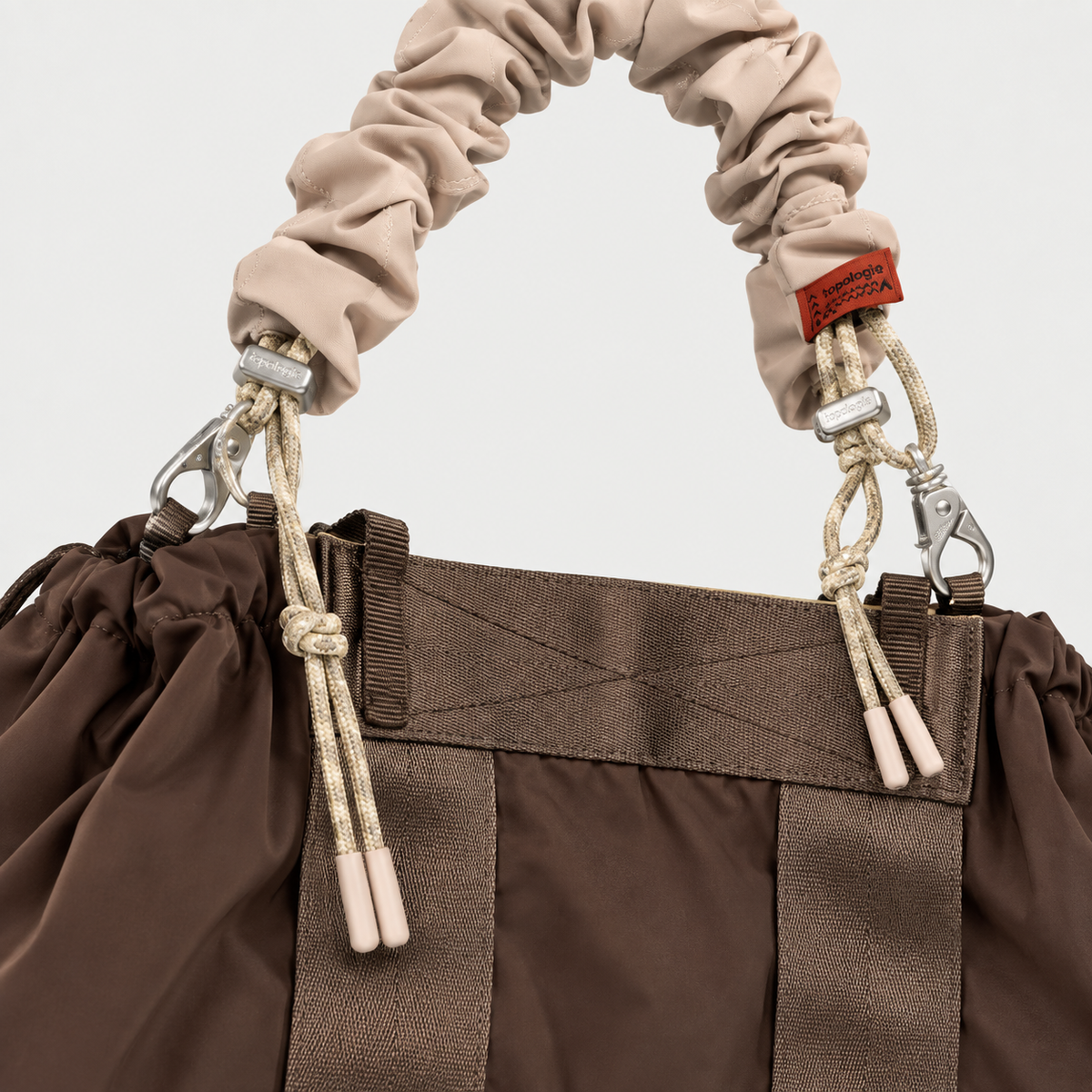 Borsa Tote Wide Medium Cocoa Trenchcoat con Bungee Wrist Strap Warm Sand