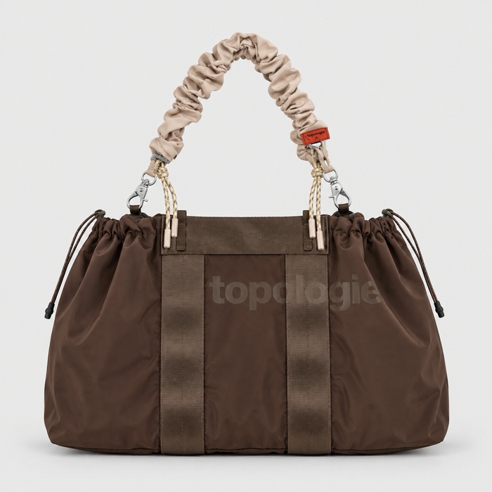 Borsa Tote Wide Medium Cocoa Trenchcoat con Bungee Wrist Strap Warm Sand