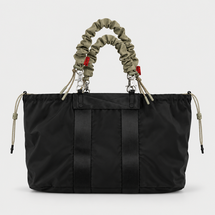 Borsa Summit Tote Wide Medium Black Tech Sateen con due Bungee Wrist Strap Moss