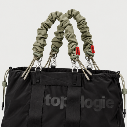 Borsa Summit Tote Wide Medium Black Tech Sateen con due Bungee Wrist Strap Moss