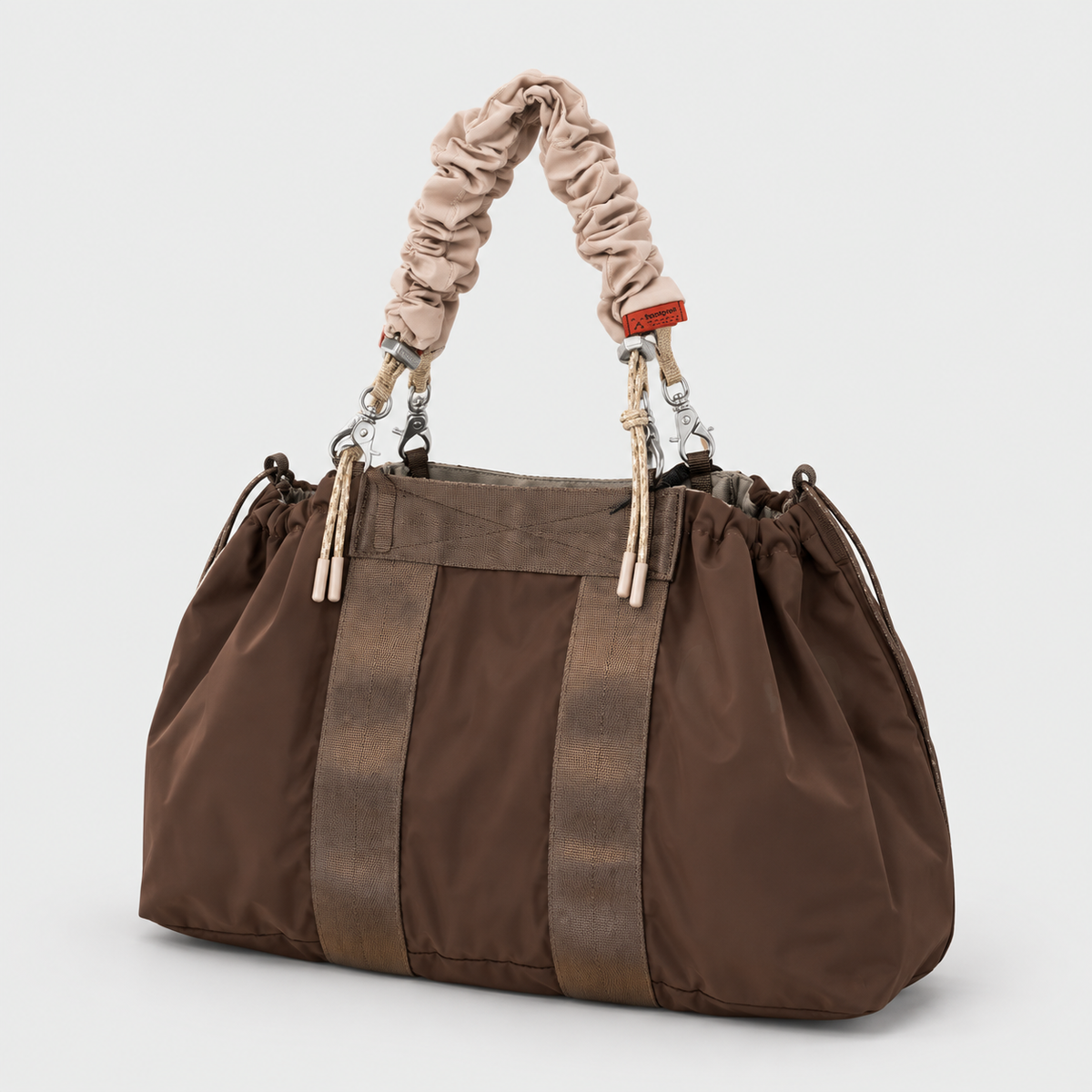 Borsa Tote Wide Medium Cocoa Trenchcoat con Bungee Wrist Strap Warm Sand